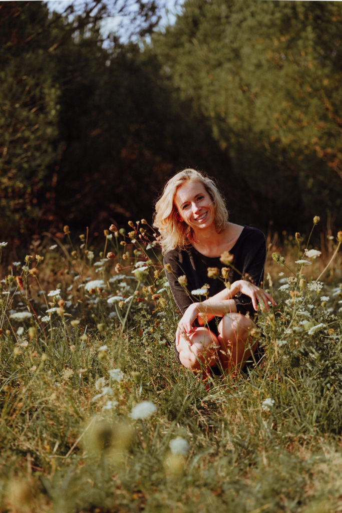 Créatrice Marie-Laure Viguier posant dans un champ de fleurs